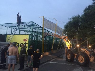 СНИМКИ: Опитват да укрепят оградата! Щетите са за хиляди, застраховател ги описва