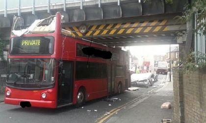 Двуетажен автобус се заби в мост в Лондон, ранени са 26 души