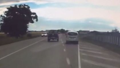 Лудост на път в Пловдивско! Не правете като този!
