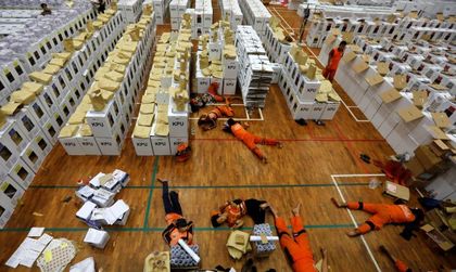 В Индонезия гласуват на най-големия еднодневен вот в света