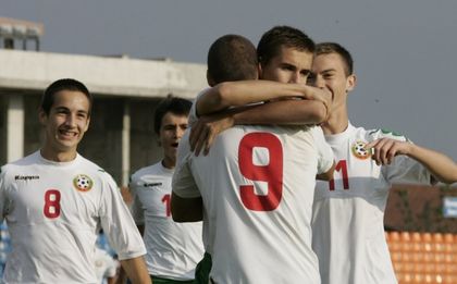 Юношите до 17 години с двустранна игра във вторник