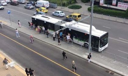 Да си поиграем на прескочи… ограда! Шофьор на автобус сгафи на столичен булевард