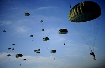 В Чешнегирово тренирали десант с уреди за нощно виждане, отваряли парашутите ниско