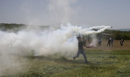 Мигранти от Идомени пак щурмуваха браздата