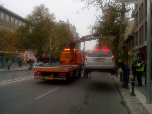 Общината спази обещанието си: Паяк вдига масово коли по бул. „Васил Априлов“(СНИМКИ)