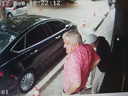 Познавате ли го? Този мъж взе всичките пари на стареца зад него, като го излъга нагло и се направи, че му помага! СНИМКА