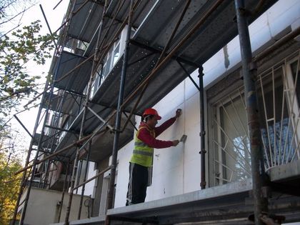 Строители се борят за саниране на още 30 блока