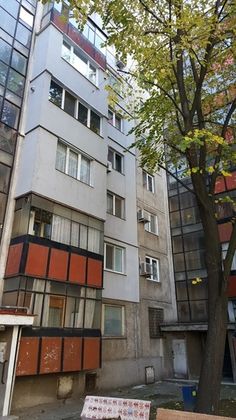 Падналото от 7-ия етаж дете държало вафла в ръка (Снимки)