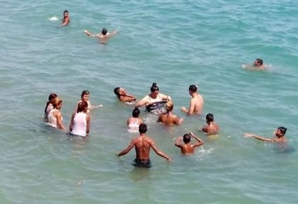 Тумби роми превзеха плажа в Бургас, плацикат се барабар с дрехите (ШОКИРАЩИ СНИМКИ)