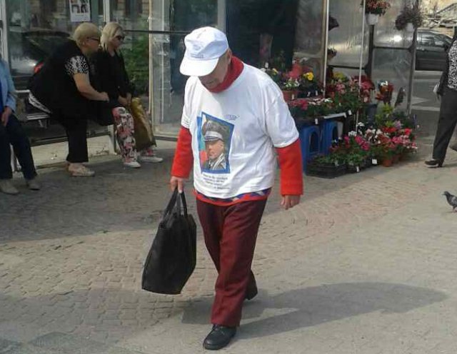 Дядо се разходи с Бойко Борисов пред гарата