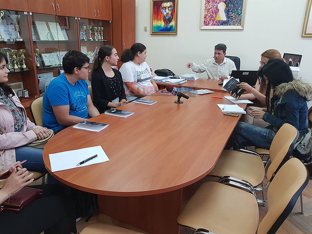 За трета година ученици от Езиковата издадоха литературен сборник на английски език