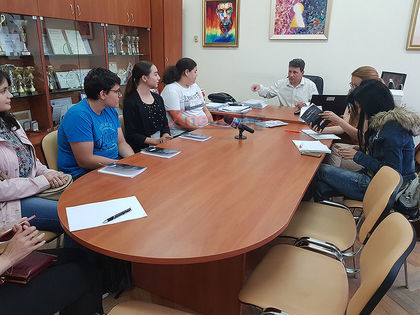 За трета година ученици от Езиковата издадоха литературен сборник на английски език
