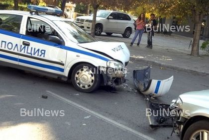 Полицай в болница след катастрофа на патрулка и