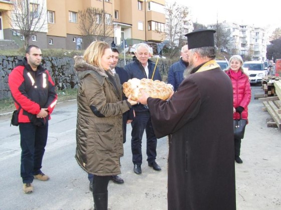 Смолян: С водосвет и церемония по първа копка бе даден старт на изграждането на подпорна стена на ул. „Петър Берон” до Римския мост