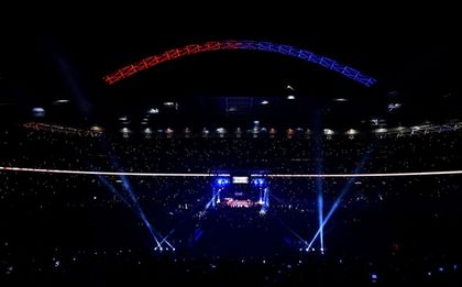 Боксовият спектакъл развълнува и футболния свят