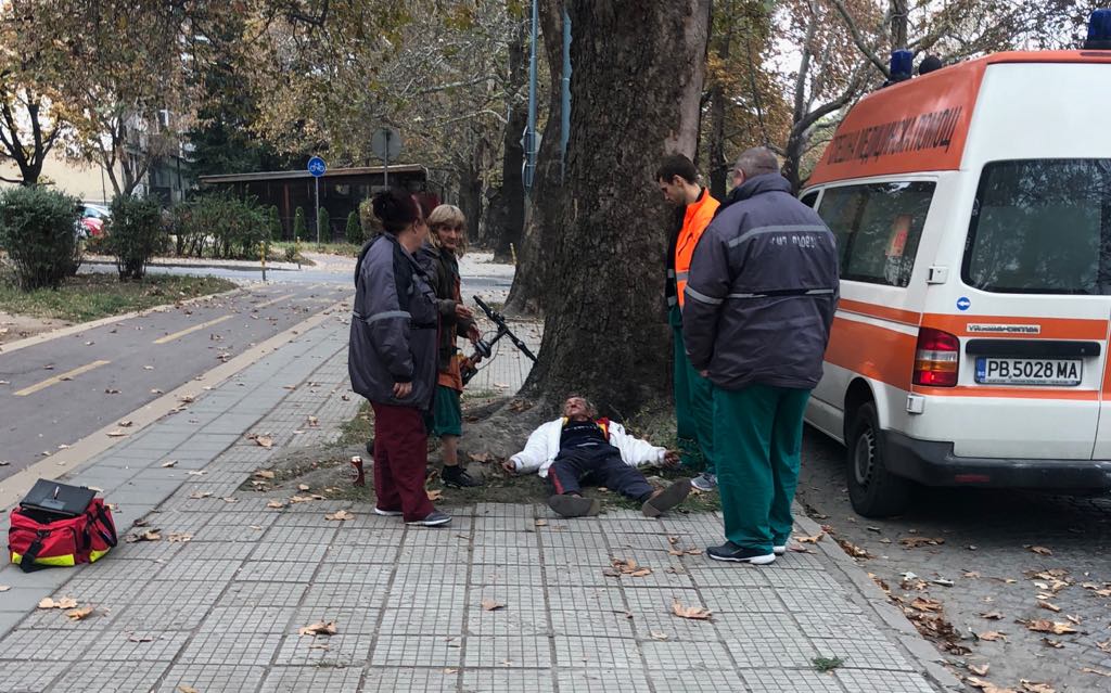 Колоездач колабира на булевард в Пловдив, жена го лекува с бира - Бърза помощ по-сериозно СНИМКИ