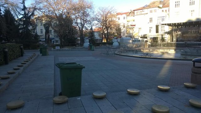 Вижте какво остана след снощния купон на Главната (СНИМКИ)
