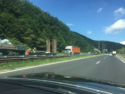 Читател: Чакат да почнат отпуските и хората да се качат по колите, за да тръгнат да сменят мантинелите