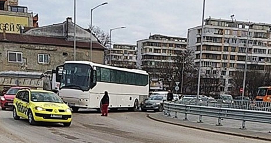 Така ли ще бъде вече? Пътен инцидент с автобус блокира новото кръгово до Автогарата във Варна