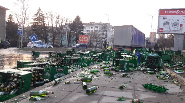Шумен: Товарен автомобил е разпилял каси с бира по ул. „Марица“ над спортна зала „Младост“