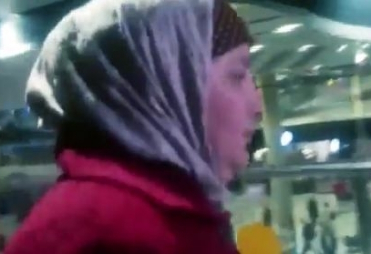 Майката на терориста Акбаржон Джалилов пристигна в Петербург, не проронва нито дума