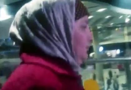 Майката на терориста Акбаржон Джалилов пристигна в Петербург, не проронва нито дума