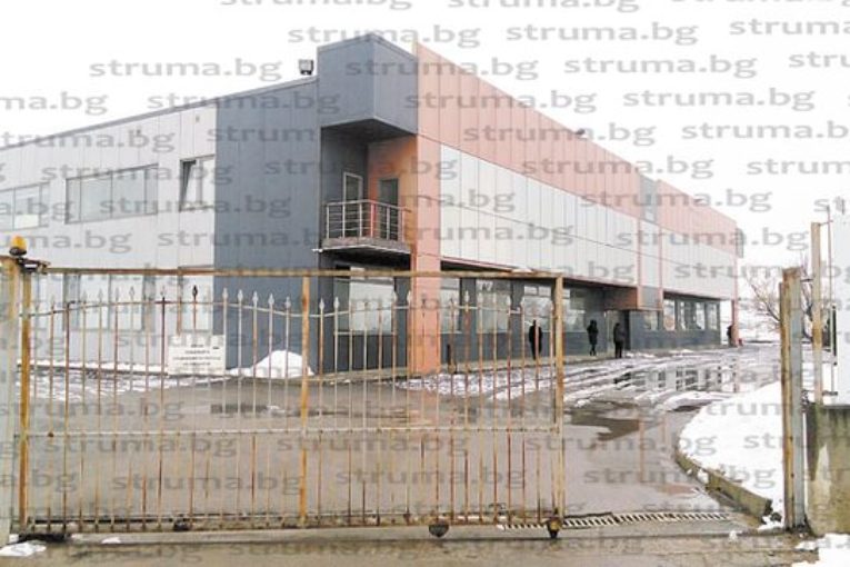 2 г. след старта си в Благоевград заводът на АLC закри линията за тапицерия на седалките за автомобили 100 работници отиват на борсата или в нежелания цех за волани