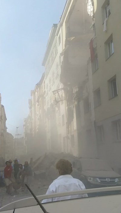 Откриха тяло под отломките на рухналата сграда във Виена, може да има още жертви (Снимки)