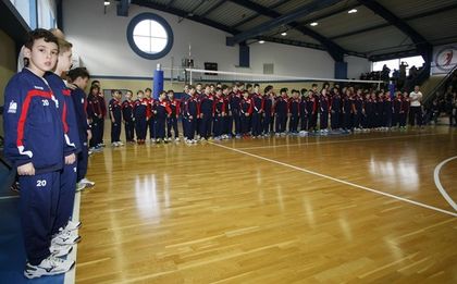 Деца помагат на деца в