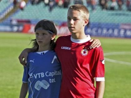 Все още сме хора, все още сме народ