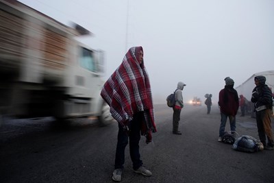 Заловиха 49 нелегални мигранти край Кушадасъ