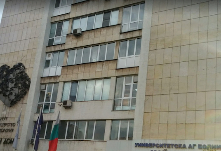 Пак в болницата в Сливен: Карат родилка да носи тава с кюфтета и катери стълби, бебето умряло също след намеса на д-р Пашева