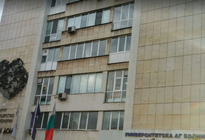 Пак в болницата в Сливен: Карат родилка да носи тава с кюфтета и катери стълби, бебето умряло също след намеса на д-р Пашева