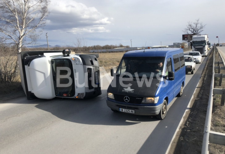 Апокалипсисът помете Враца! Циклонът обръща камиони наред, билбордове и ламарини падат - едва не обезглавиха двама мъже, линейки летят към спешното (СНИМКИ/ВИДЕО)