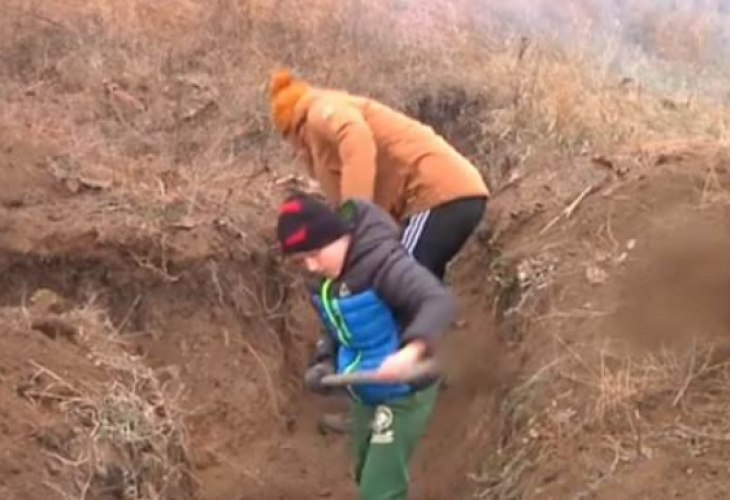 Военно положение: В Украйна изкараха деца сираци да копаят окопи, защото Порошенко казал, че започва война с Русия (ВИДЕО)