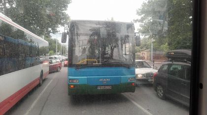 Зарязаха аварирал рейс по средата на оживено кръстовище в Пловдив! СНИМКА