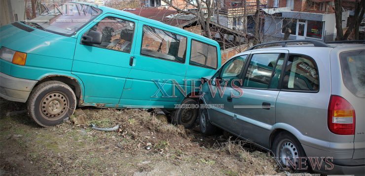 Опел Зафира натресе паркиран Фолксваген