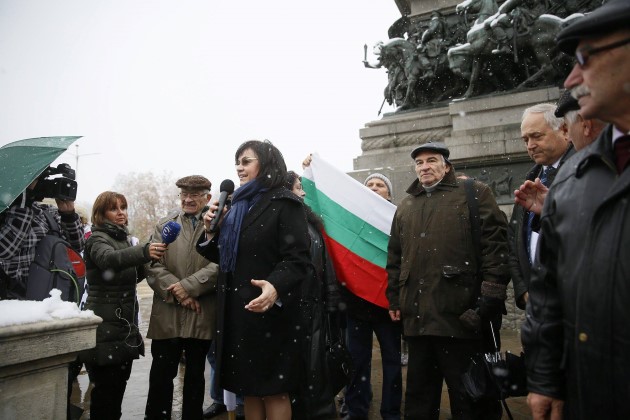 Лидерът на БСП Корнелия Нинова към протестиращите пенсионери: Продължаваме битката за вас