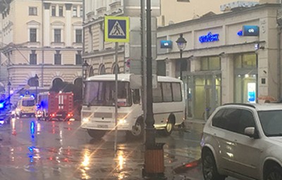 Мъж държи заложници в банков клон в Москва, плаши да се взриви