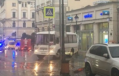 Мъж държи заложници в банков клон в Москва, плаши да се взриви