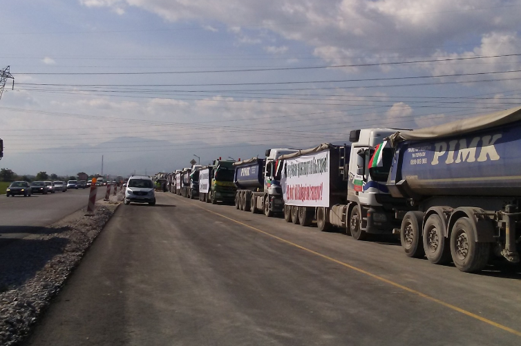 СНИМКИ: 200 ТИР-а паркираха протестно на Асеновградско шосе