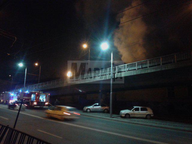 Извънредно: Пожар гори в стар склад до Бетонния мост (снимки)
