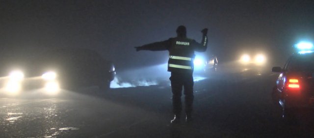 Двама потрошени, след като кола излетя от магистралата