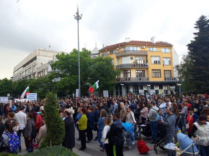 Бургас: Стотици жители на града се включиха в мирния протест срещу Националната стратегия за детето 2019-2030 г.