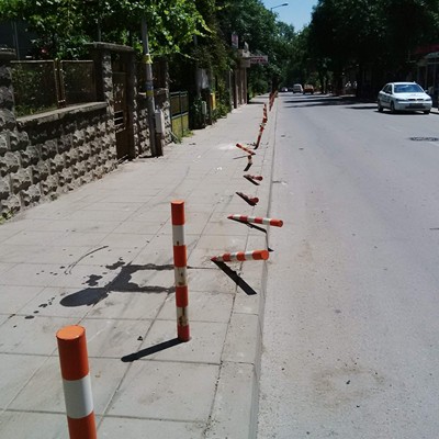Пиян от село се разходи  и потроши с колата си дърво, стълб и колчета