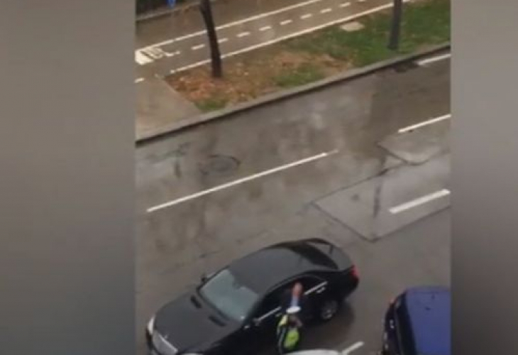 Шофьорът от НСО, влязъл в пререкание със служител на КАТ, отнася глоба