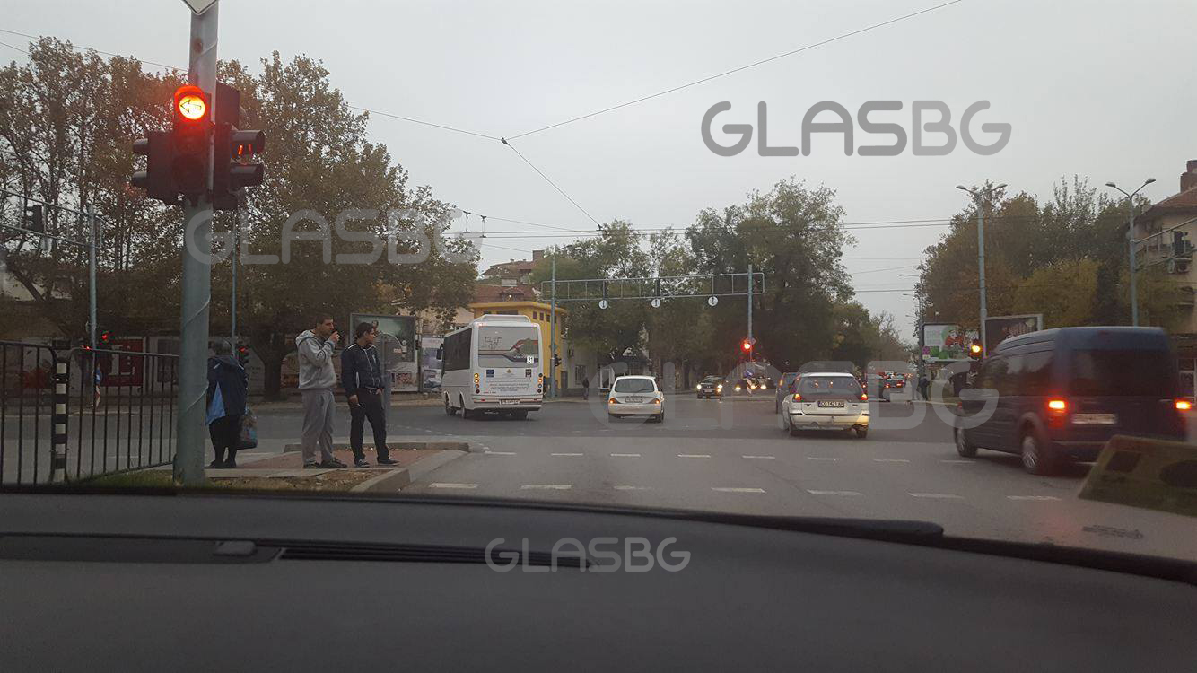 В Пловдив: Шофьор на автобус пълен с пътници мина на червено и 
