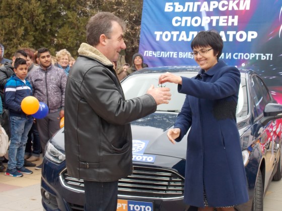Хасково: Заместник-кметът на Тополовград Маргарита Георгиева връчи на жител на града ключовете на чисто нов автомобил, спечелен от лотарията