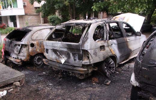 Драснаха клечката на БМВ Х5, покрай него заминаха още две коли (СНИМКИ)