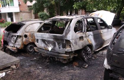 Драснаха клечката на БМВ Х5, покрай него заминаха още две коли (СНИМКИ)